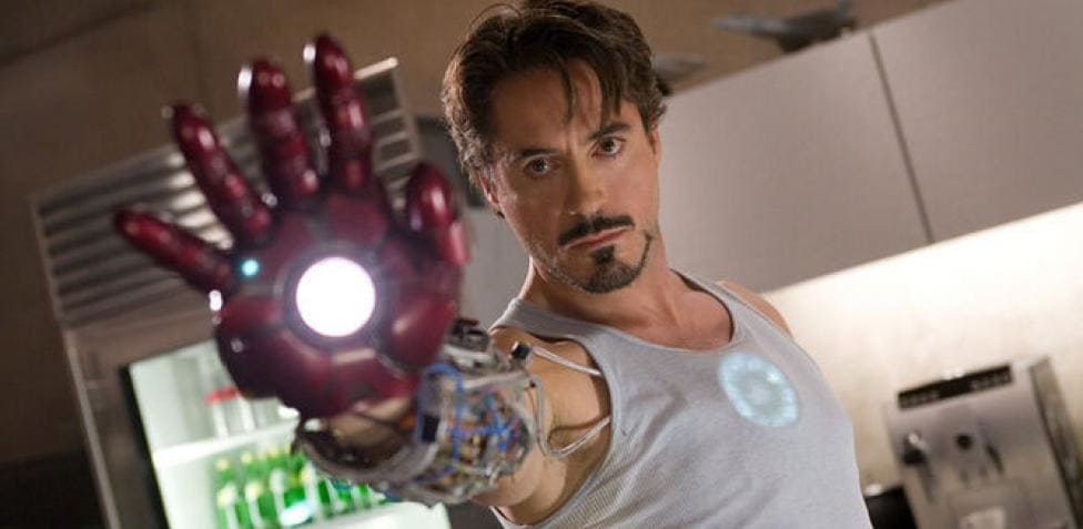 Tony Stark con la mano de Iron Man